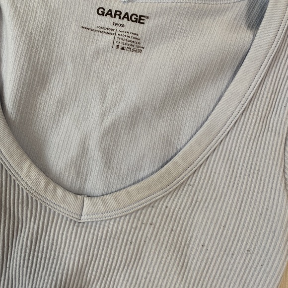 🤍2/$20🤍Garage Seamless top - Picture 3 of 5